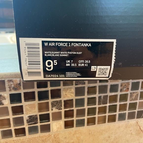 Nike AF1 Futanka Women’s size 9.5 (Men’s 8) - Picture 3 of 3